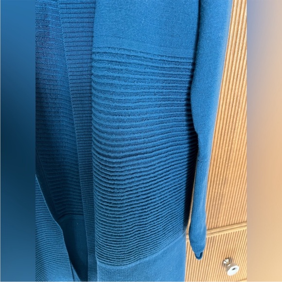 978. Like New - RARE Lululemon Gorgeous Blue Merino Wool Cardigan Sweater - Picture 5 of 11